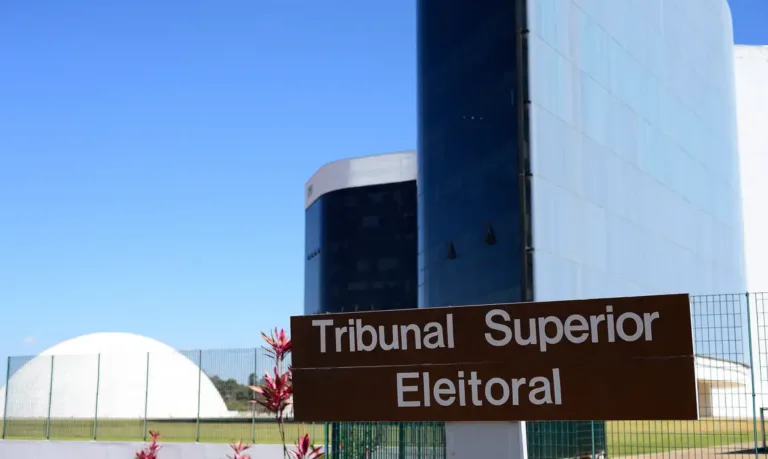Pedido de vista adia julgamento de decisão de Nunes Marques que censurou pesquisa AtlasIntel