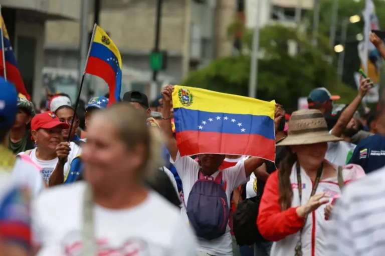Venezuelanos vão às ruas por soberania, paz e libertação de Nicolás Maduro e Cilia Flores