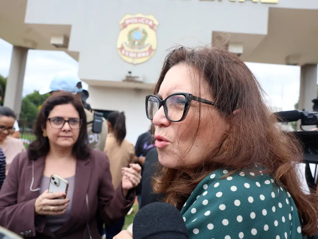 Deputada Federal Bia Kicis (PL-DF) em frente à sede da Polícia Federal após a prisão do ex-presidente Jair Bolsonaro