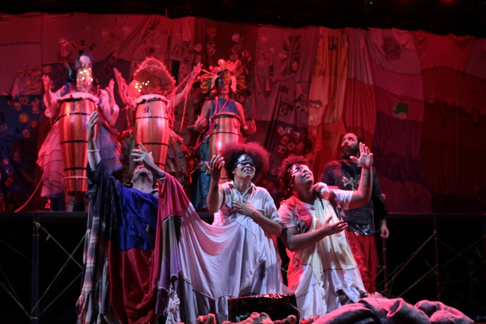 Espetáculo “Encantaria” estreia no Teatro de Sobradinho neste domingo (12), abordando mitos, religiosidade e questões contemporâneas em sessões para estudantes e público geral.