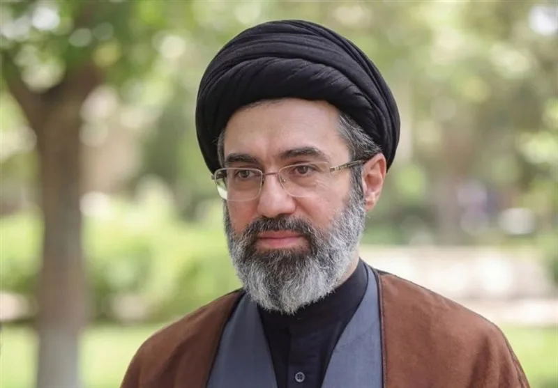 Seyyed Mojtaba Khamenei (nascido em 1969) é o segundo filho de Ali Khamenei e foi anunciado em 8 de março de 2026 como o novo Líder Supremo do Irã