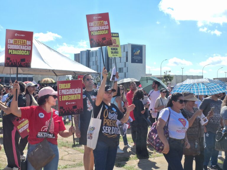 Professores ocupam Praça do Buriti contra redução salarial e falhas no EducaDF