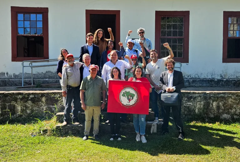 Senadores da França visitam cooperativa 100% agroecológica no Assentamento Contestado (PR)