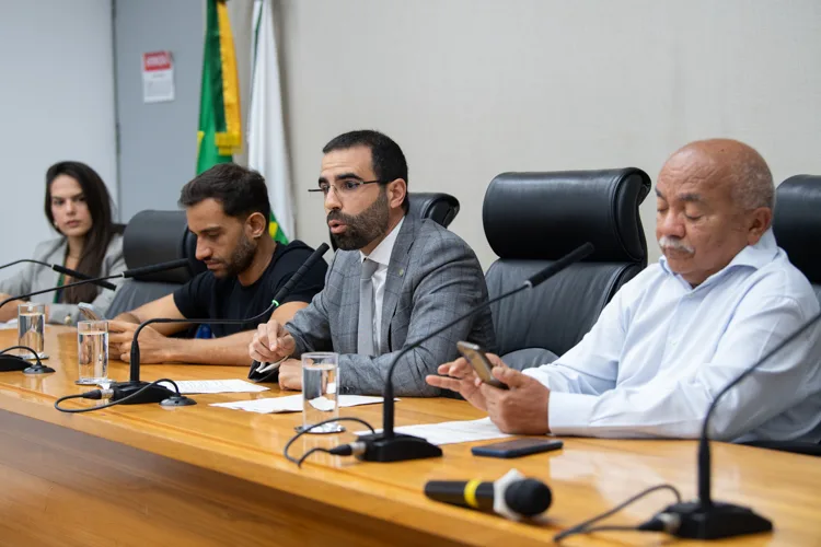 Deputados criticam ausência de autoridades em reunião.
