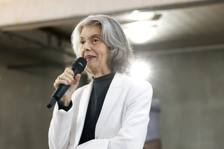 Cármen Lúcia ministra aula na Ufrgs sobre enfrentamento à violência contra a mulher