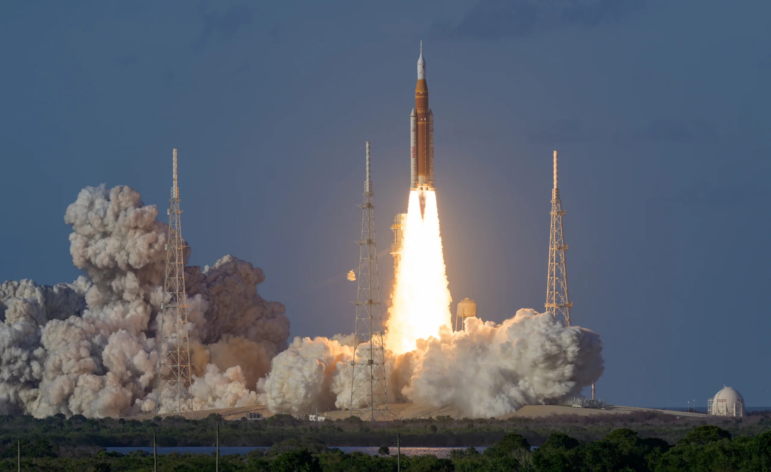 O foguete que transportava a espaçonave Orion foi lançado na quarta-feira, 1º de abril de 2026, do Edifício de Operações e Suporte II do Centro Espacial Kennedy da NASA, na Flórida