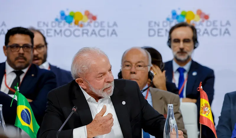 Fotografia do presidente Lula em coletiva de imprensa
