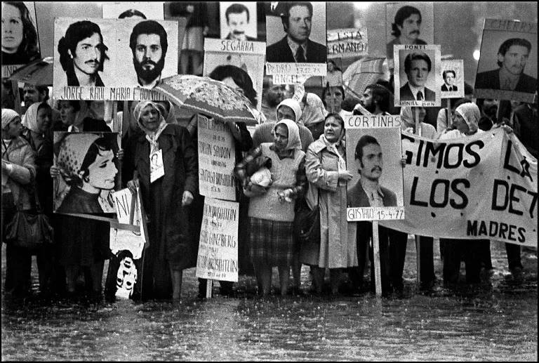 Nora Cortinas, integrante das Mães da Praça de Maio, segura um retrato de seu filho desaparecido, Gustavo, durante uma manifestação das mães em frente à Casa de Governo em Buenos Aires, por volta de 1982, durante a ditadura militar (1976-83)