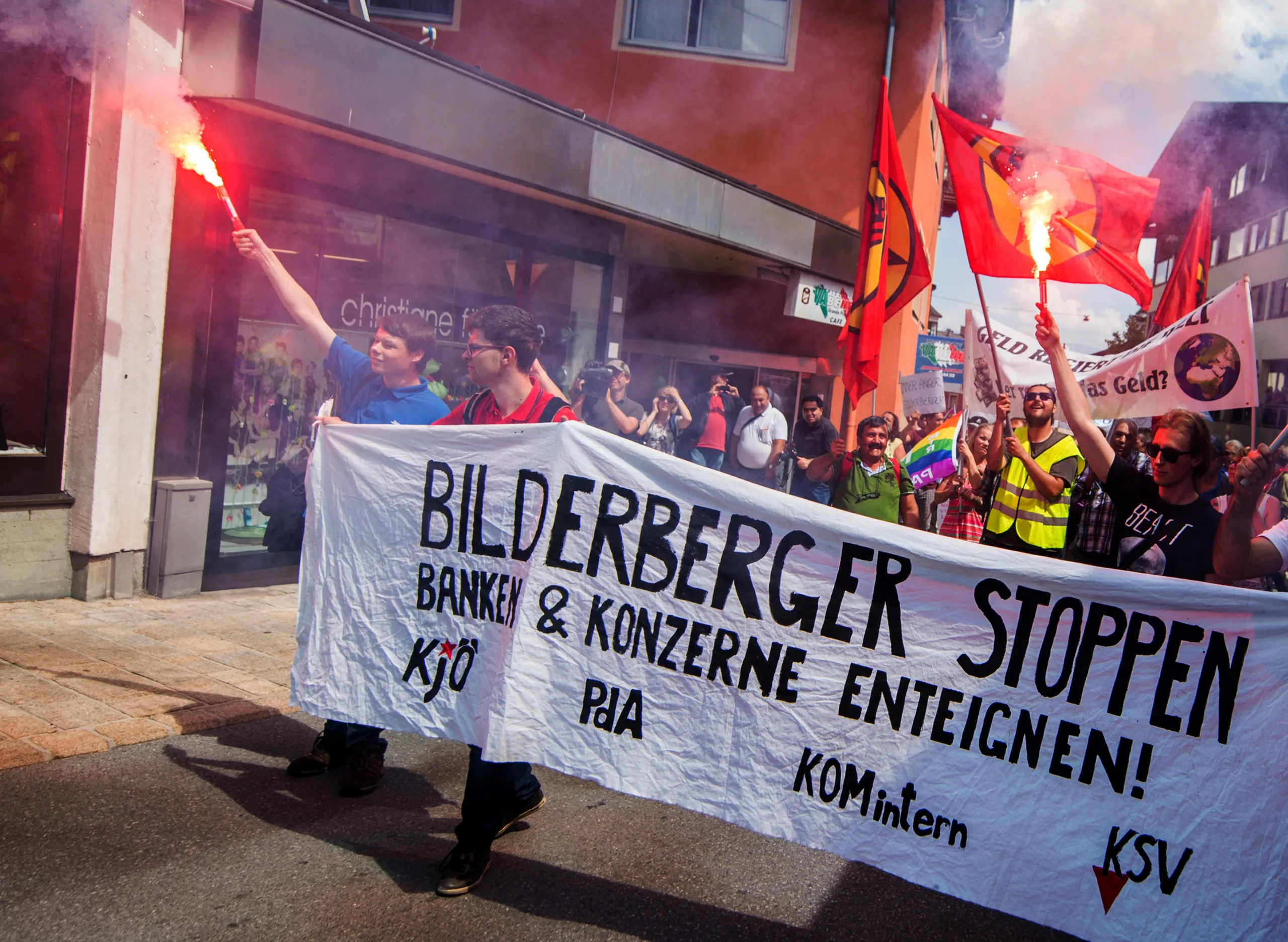 Manifestação contra reunião anual do Grupo Bilderberg em Telfs, Áustria, em 13 de junho de 2015, em um hotel de luxo nos Alpes austríacos.