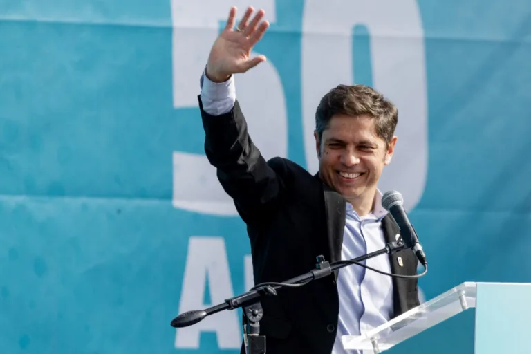 Candidato peronista abre mais de 10 pontos de vantagem contra Milei na Argentina