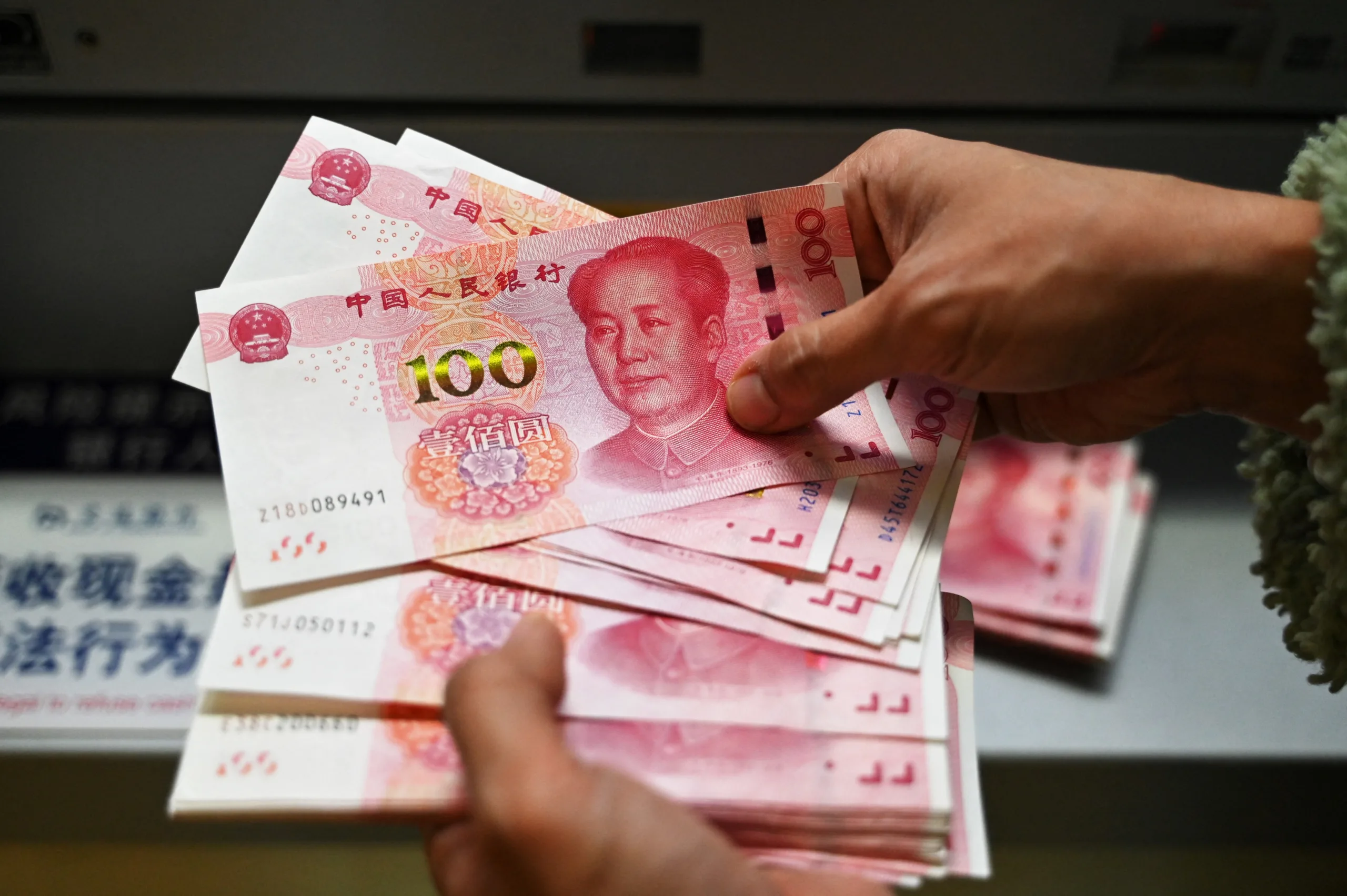 Notas de 100 yuans em um banco em Pequim, 14 de novembro de 2024.