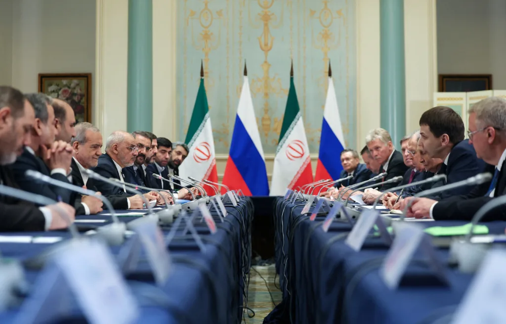 O presidente da Rússia, Vladimir Putin, o presidente do Irã, Masoud Pezeshkian, e suas delegações durante uma reunião à margem da Cúpula da Organização de Cooperação de Xangai (OCX), em Tianjin, em 1º de setembro de 2025.