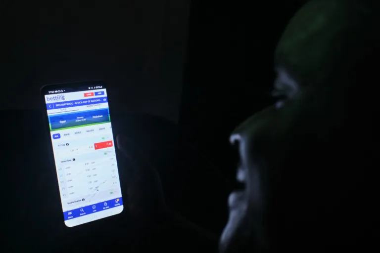 Bets não são apenas um problema econômico, mas de saúde pública, afirma psicóloga da Fiocruz 