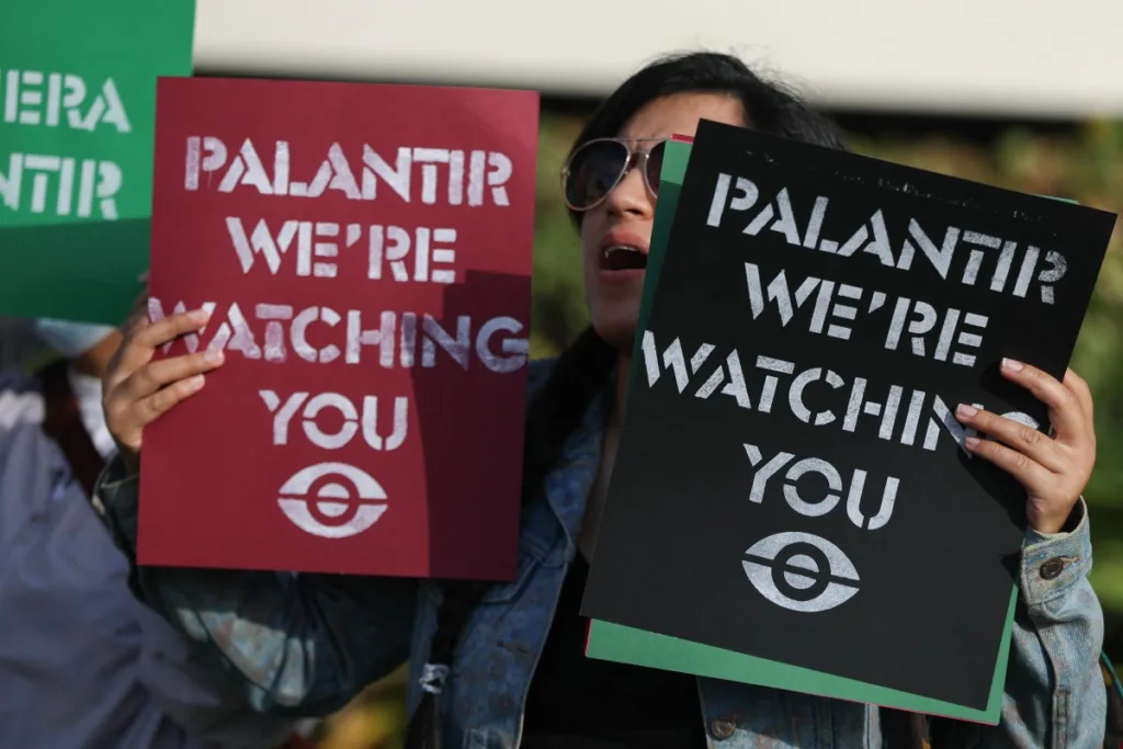 Em março, manifestantes protestaram próximo à sede da Palantir, em Aventura, Flórida, contra o uso de dados coletados pela empresa para auxiliar o ICE Joe Raedle/Getty Images via AFP