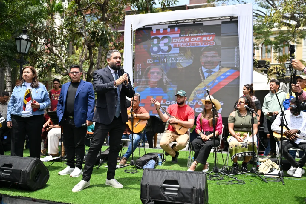 Telão posicionado na praça Bolívar, no centro da capital, é o ponto de encontro para atos contra o sequestro de Maduro e Cilia Flores.