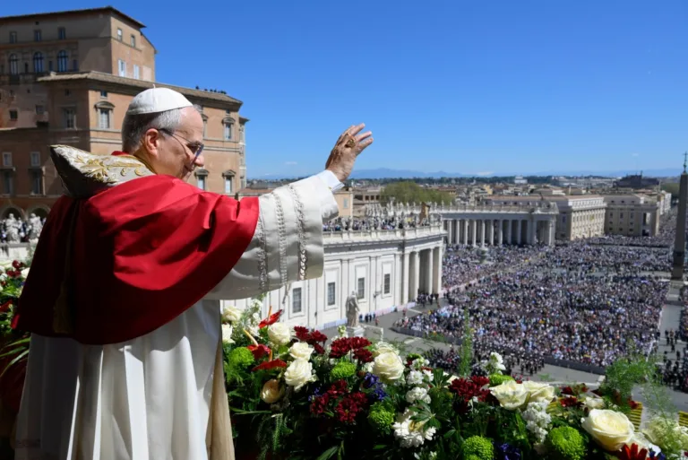 'Quem tem armas, que as deponha': Papa Leão 16 pede paz em mensagem de Páscoa no Vaticano