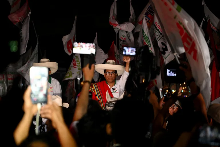 Peru vai às urnas neste domingo escolher entre 35 candidatos à presidência, mas sem favoritos