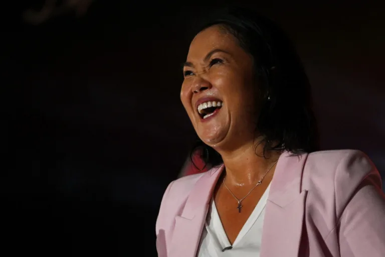 Peruanos escolhem novo presidente em cenário de desilusão política após mandatos interrompidos