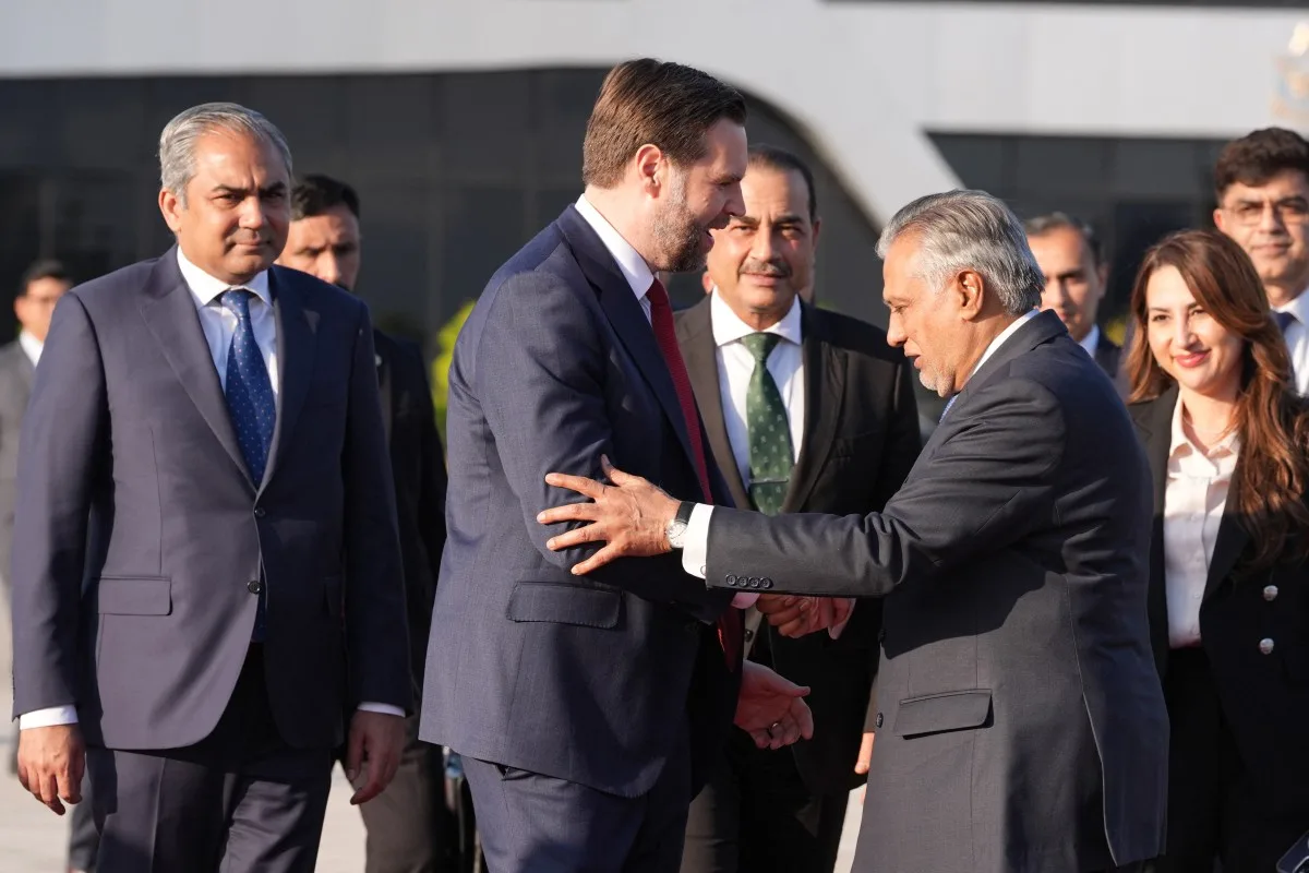O vice-presidente dos EUA, JD Vance, cumprimenta membros do governo paquistanês após negociações de paz fracassadas com o Irã