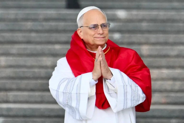 Papa diz não temer Trump após ataques de magnata, que posta imagem de si como Cristo