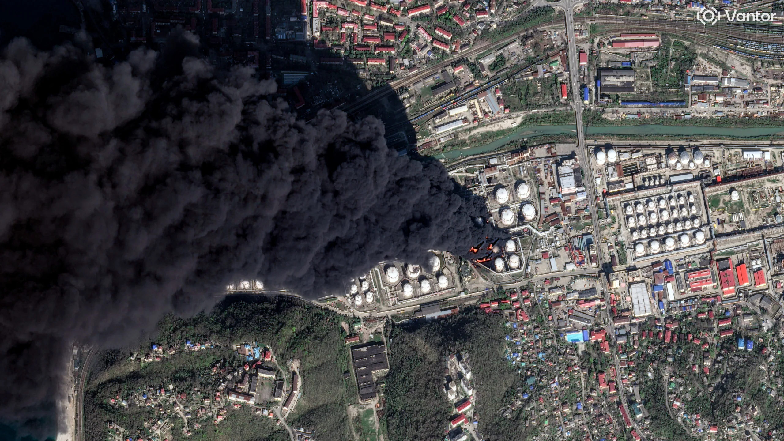 Um derramamento de petróleo no Mar Negro após um ataque com drone em Tuapse na noite de 16 de abril