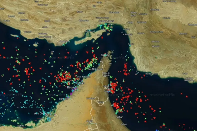 Esta captura de tela, feita a partir de uma gravação do site MarineTraffic em 21 de abril de 2026, mostra a visualização de dados do tráfego marítimo no Golfo Pérsico, Estreito de Ormuz e Golfo de Omã, de 18 a 20 de abril, em meio a uma frágil trégua entre os EUA e o Irã