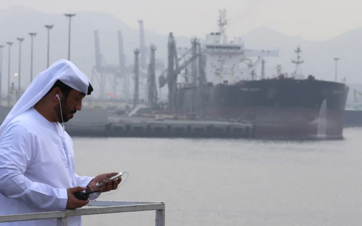 Um homem emiradense está em pé no terminal petrolífero de Fujairah durante a cerimônia de inauguração de um cais para superpetroleiros em 21 de setembro de 2016