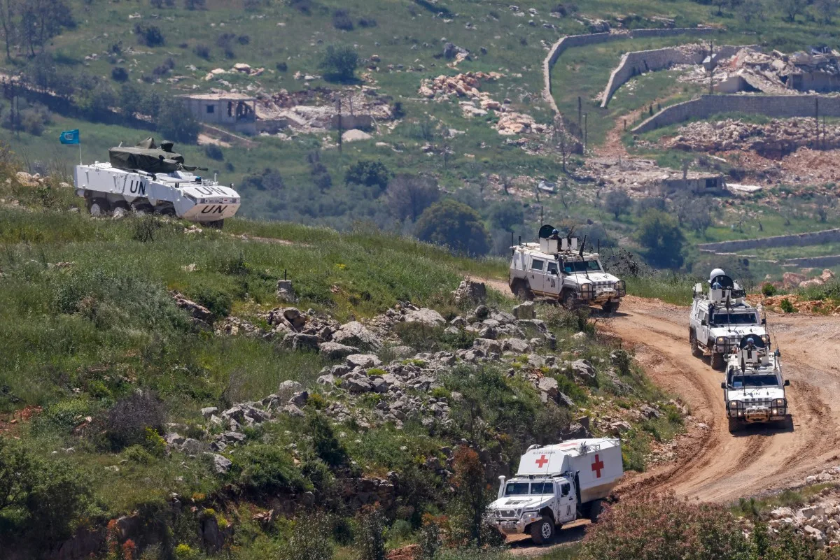 Esta fotografia, tirada no norte de Israel, mostra um comboio das Nações Unidas (ONU) atravessando o sul do Líbano, perto da fronteira com Israel, em 29 de abril de 2026