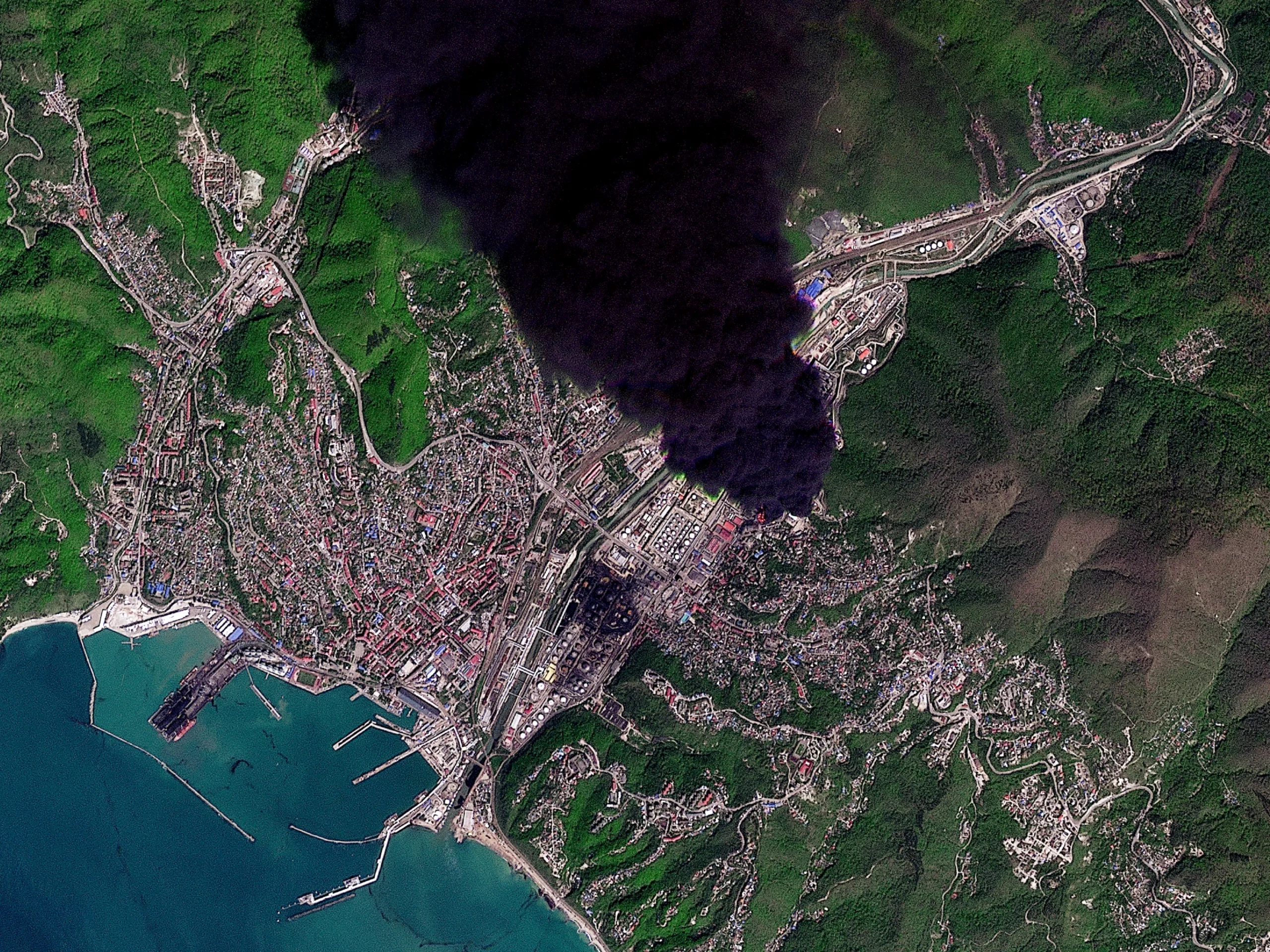 Imagem de satélite em 29 de abril de 2026 mostra uma coluna de fumaça subindo da refinaria de petróleo de Tuapse, no porto russo de Tuapse, sudoeste da Rússia, em 28 de abril de 2026.