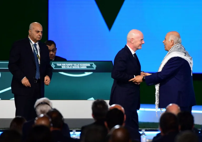 Dirigente de futebol palestino rejeita pressão do presidente da Fifa para saudar israelense