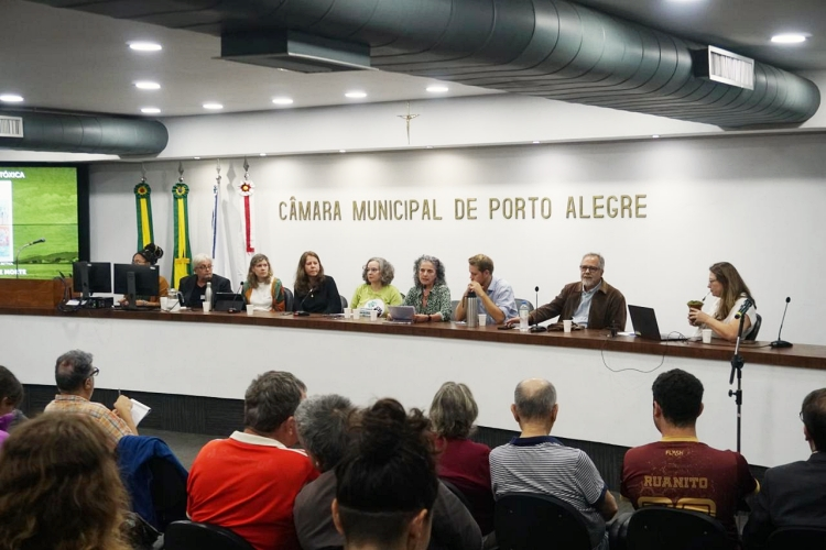 A audiência popular foi organizada pelo vereador Alexandre Bublitz (PT) e pelo vereador suplente Paulo Brack (PSol), a pedido do Comitê Técnico de Questionamento do EIA-Rima do novo projeto da CMPC no Guaíba em 9 de abril de 2026
