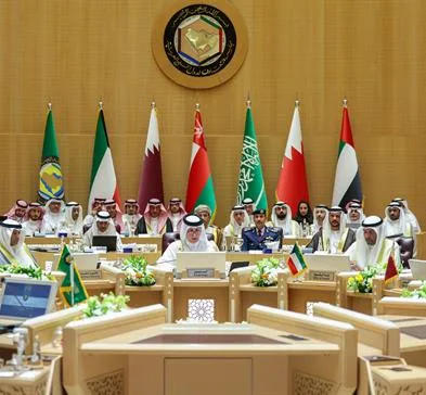 Os países árabes que tem alinhamento histórico com os Estados Unidos estão agrupados no Conselho de Cooperação do Golfo, formado por Arábia Saudita, Barém, Catar, Kuwait, Oman e Emirados Árabes Unidos.