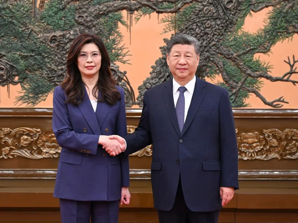 Presidente chinês Xi Jinping recebe uma delegação do Kuomintang (KMT) liderada pela presidenta do partido, Cheng Li-wun, no Grande Salão do Povo, em Pequim, capital da China - 10 de abril de 2026.