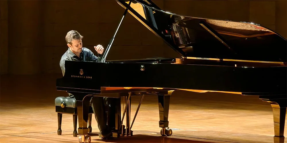 No recital de abertura do Ano da Cultura Brasil–China 2026, a combinação de repertório clássico e obras de Villa-Lobos marcou a apresentação em Pequim. O público acompanhou a performance do pianista brasileiro Cristian Budu.