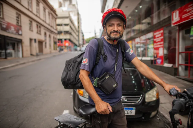 Entre sorrisos e calçadas: O brilho no olhar de quem trabalha no coração de Porto Alegre