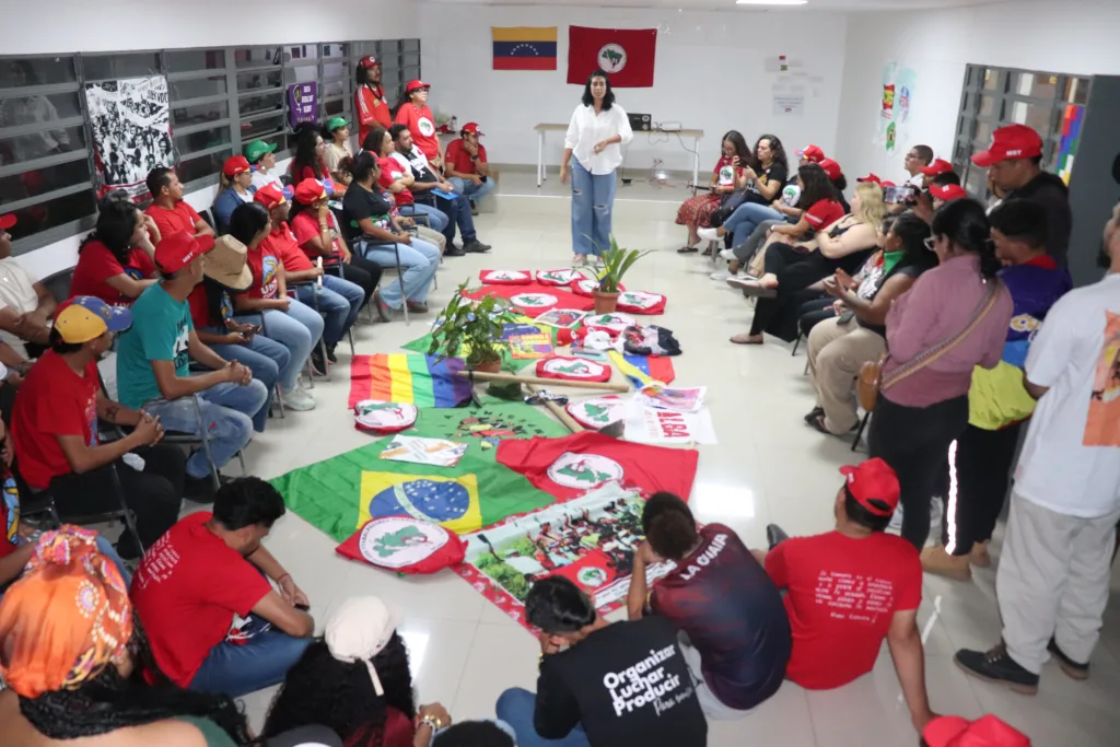 Em Caracas, os militantes internacionalistas participaram de processos formativos para conhecer a realidade dos venezuelanos.
