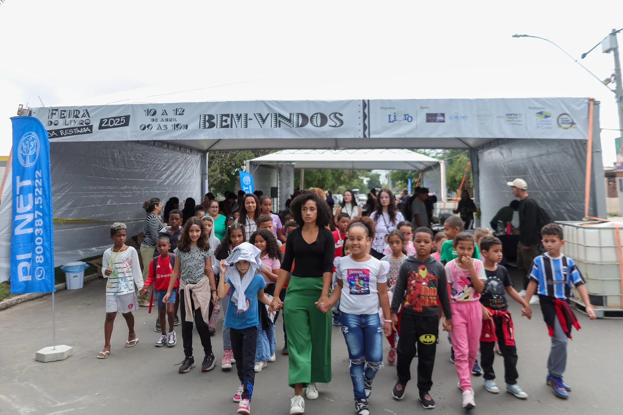 Feira do Livro da Restinga ocupa espaço público e reúne comunidade em torno da leitura, cultura e educação