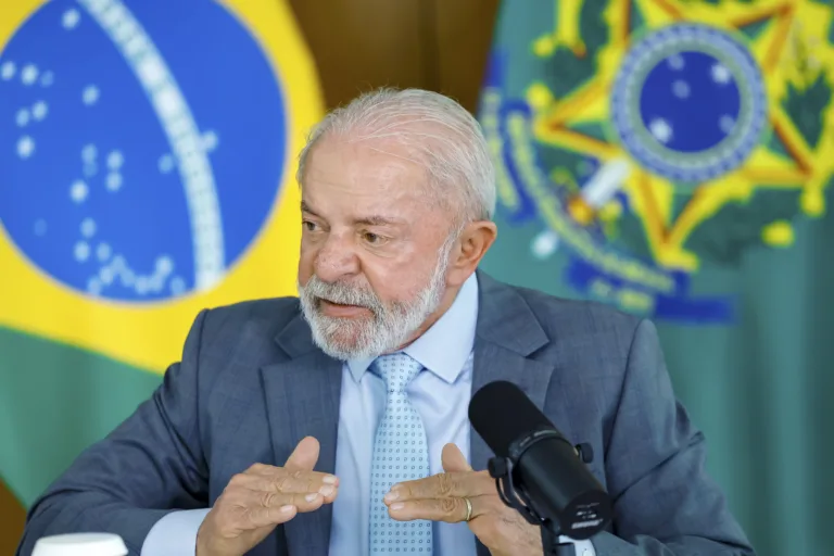 Lula defende Cuba e Venezuela e diz que Trump 'não tem o direito de acordar e ameaçar um país'