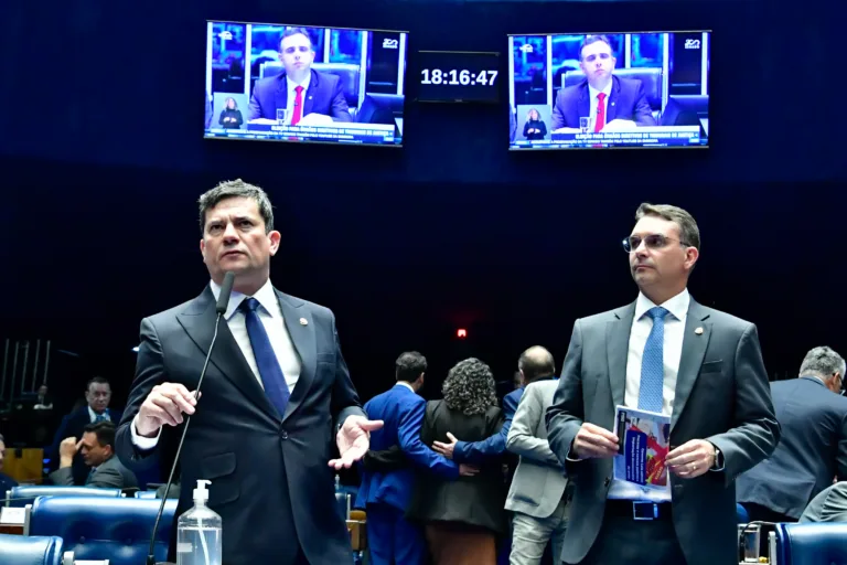Plenário do Senado Federal durante sessão deliberativa ordinária. Na ordem do dia, a PEC 26/2022 que cria regras para a eleição dos órgãos diretivos dos tribunais de Justiça dos estados. Entre outras medidas, a PEC prevê que a eleição será por maioria absoluta e com voto direto e secreto. Bancada: senador Sergio Moro (União-PR), em pronunciamento; senador Flávio Bolsonaro (PL-RJ).