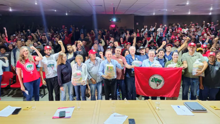 Mobilização do MST reúne centenas de camponeses/as em Curitiba durante Jornada Nacional de Luta