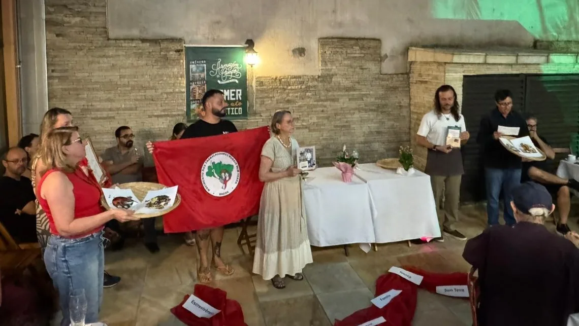 Lançamento dos livros ocorreu no espaço do Armazém do Campo, em Porto Alegre