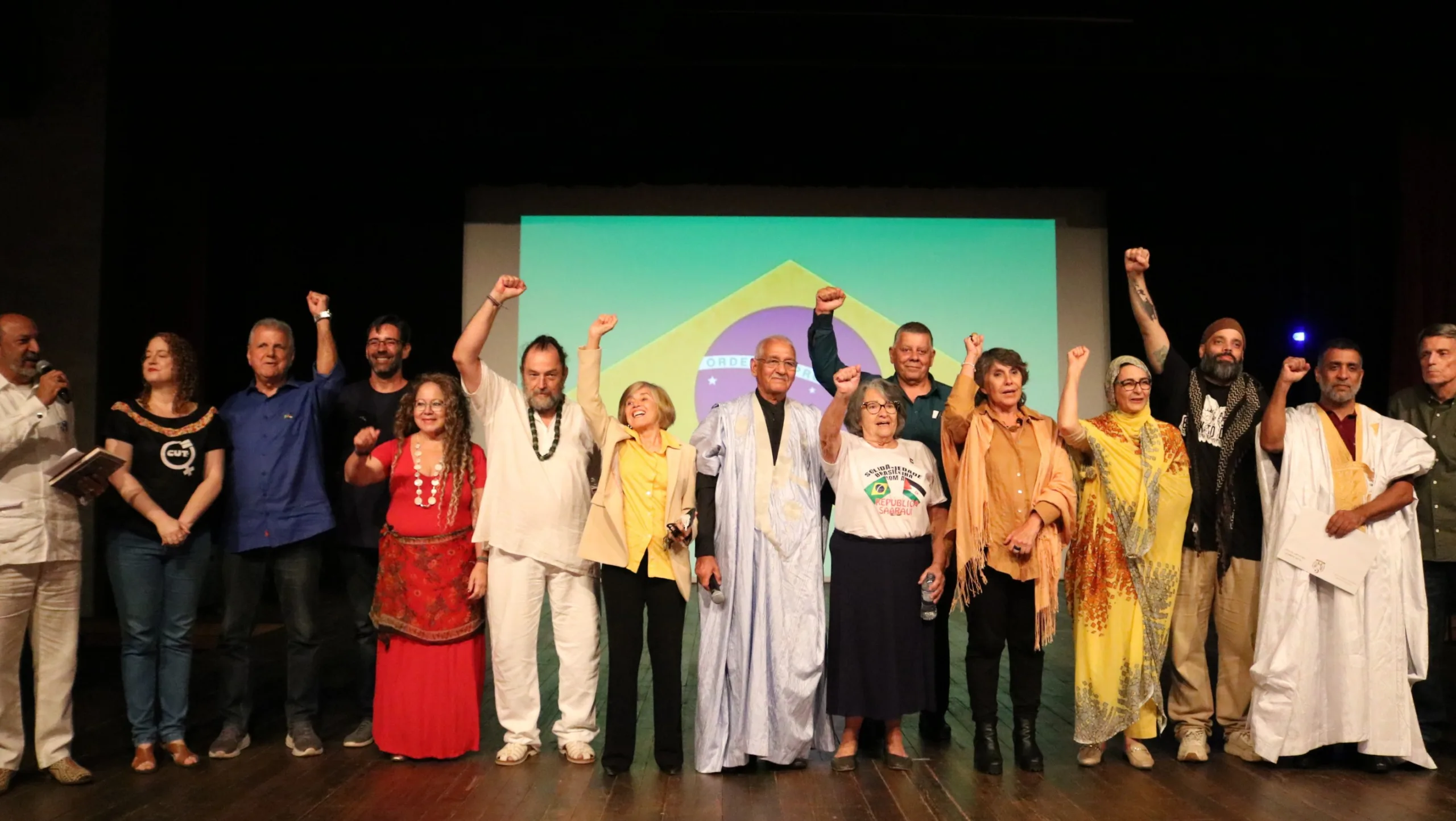 Lideranças políticas e representantes internacionais se reúnem no palco do Teatro dos Bancários em ato pelos 50 anos da causa Saaraui e pela autodeterminação do Saara Ocidental.