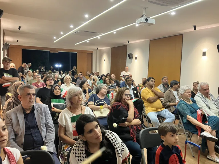 Ato na embaixada do Irã em Brasília reúne ativistas em solidariedade ao povo iraniano