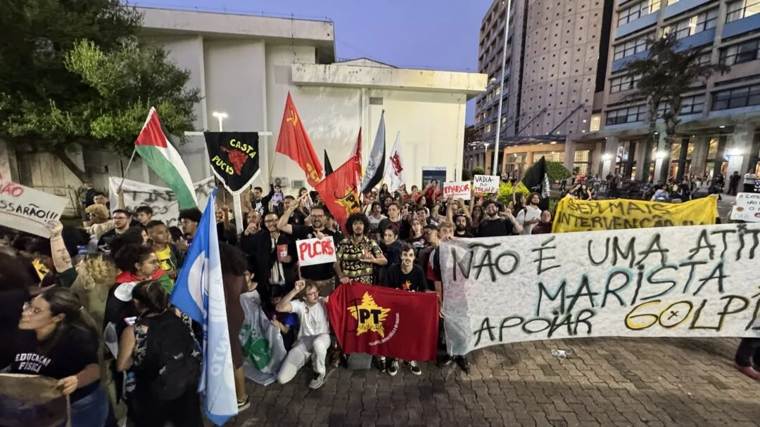 Manifestantes em frente ao Centro de Eventos da PUCRS para protestar contra a participação de Flávio Bolsonaro no Fórum da Liberdade
