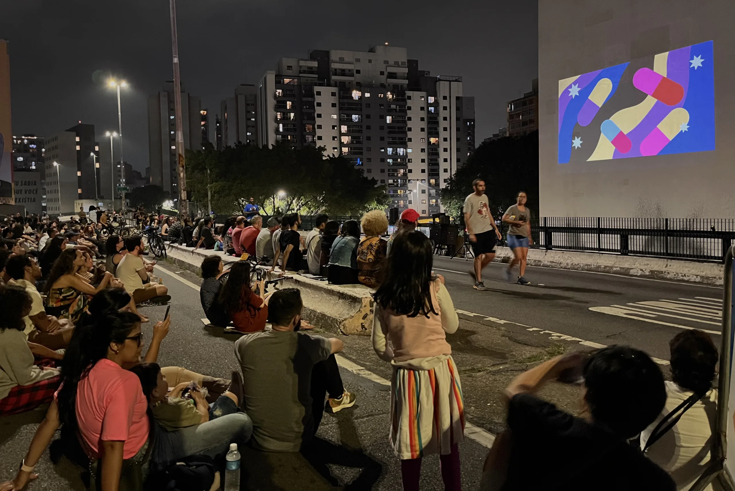 O Cine Minhocão leva ao Elevado João Goulart, em São Paulo, filmes de curta-metragem contemporâneos do Brasil e do mundo