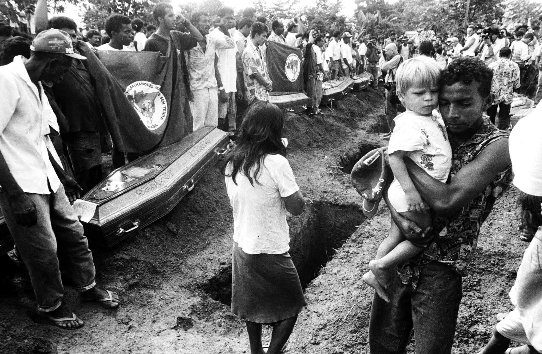 Enterro coletivo das vítimas do massacre de Eldorado do Carajás, em abril de 1996, após a ação da Polícia Militar que deixou 21 trabalhadores rurais mortos