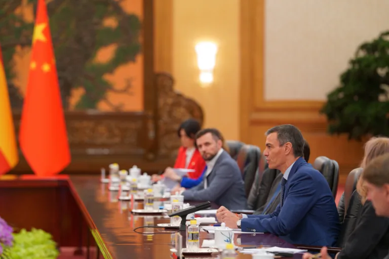 Pedro Sánchez denuncia violações do direito internacional por Israel e EUA em visita à China