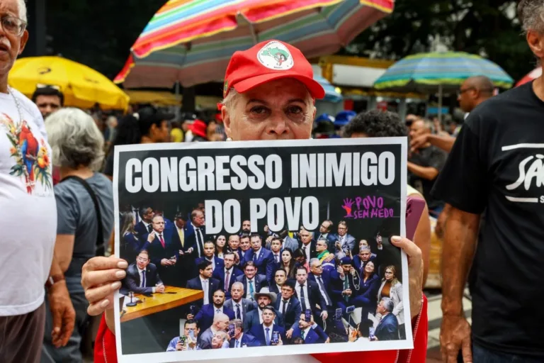 Fim da escala 6x1 em jogo: como o resultado do 1º turno ameaça direitos trabalhistas
