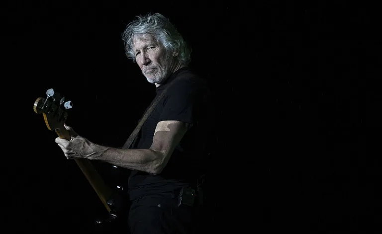 Roger Waters exige libertação de Maduro e Cilia Flores em frente a centro onde estão presos