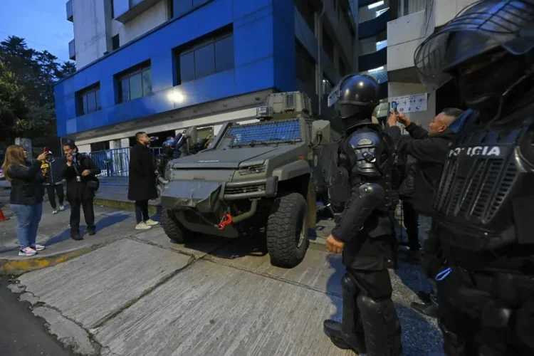 Tanque militar foi usado na invasão da polícia equatoriana à embaixada no México que terminou com a prisão de Jorge Glas Crédito Rodrigo Buendía AFP